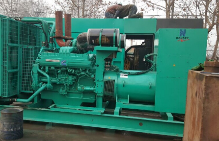 阆中发电机组如何判断水冷式机油散热器内部是否需要清洗？